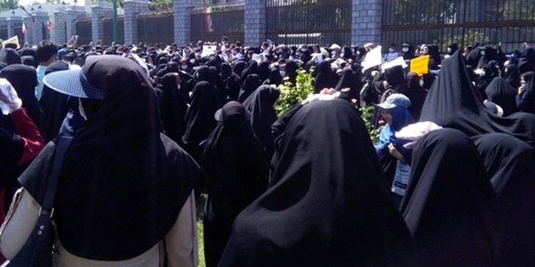 Plusieurs éducateurs du mouvement d'alphabétisation ont organisé une manifestation à Téhéran devant le Majlis (le parlement des mollahs) le dimanche 7 juin