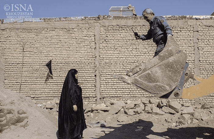 Dans certains cas, les femmes du village se sont opposées aux forces de sécurité et a empêché les bulldozers de raser leurs maisons
