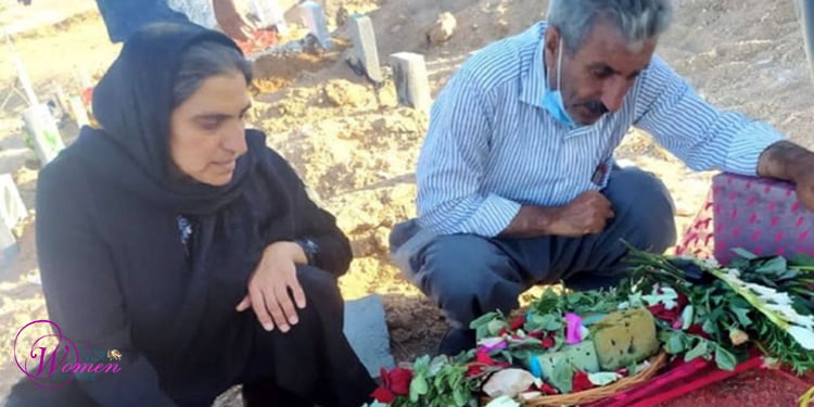 Les parents de Golaleh Sheikhi sur sa tombe