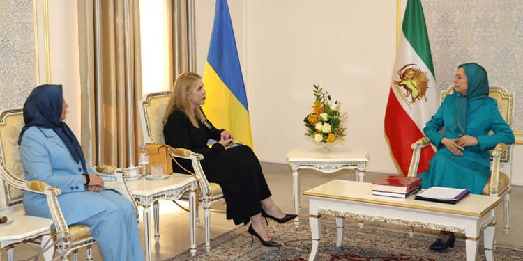 La présidente de la commission des femmes du CNRI, Sarvnaz Chitsaz (à gauche), a assisté à la rencontre de Mme Radjavi avec la députée ukrainienne Kira Rudik (au milieu).