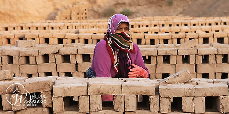 Les femmes travaillant dans les fours à briques