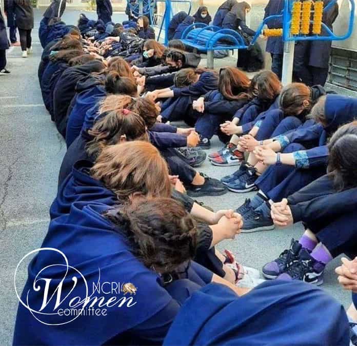Des jeunes femmes iraniennes commémorentl'anniversaire de la répression sanglante à Zahedan