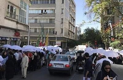 Medical doctors, graduates protest outside Rouhani’s office