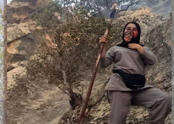 Women fight forest fires with bare hands in at least 2,000 points in Iran