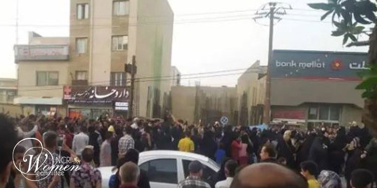 Throngs of women take to the streets of Khorramshahr in anti-regime protest